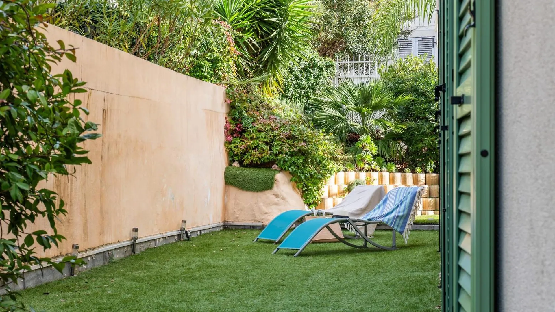 Palm Beach - Swimming Pool - Beach At Few Steps Cannes France